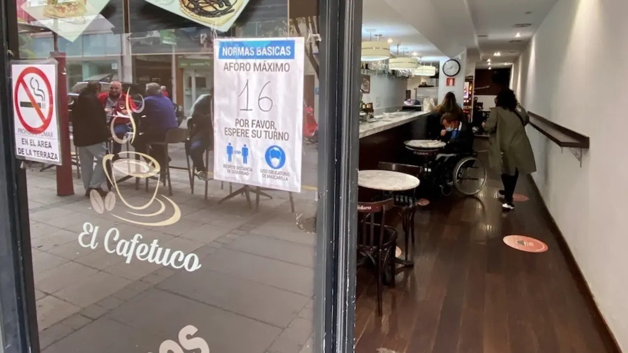 Un establecimiento de hosteler&iacute;a en el centro de Santander con un cartel de aforo limitado. / HARDY
