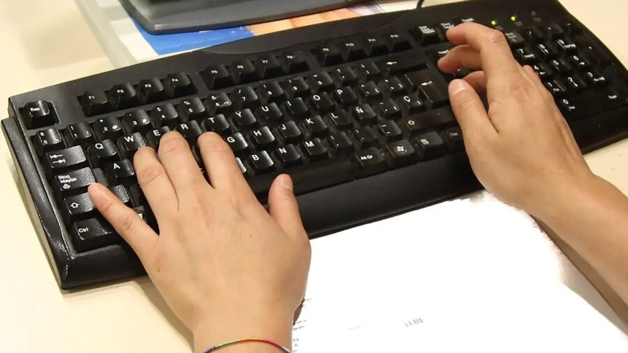 Archivo - Unas manos escribiendo en un teclado de ordenador.