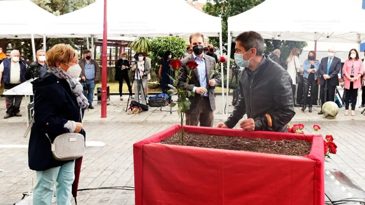 Los hermanos Sotero Mazo Figueroa plantan una rosa durante el acto de homenaje a Sotero Mazo Figueroa y Miguel &Aacute;ngel Blanco en Ermua (Bizkaia), en presencia del alcalde, Juan Carlos Abascal.