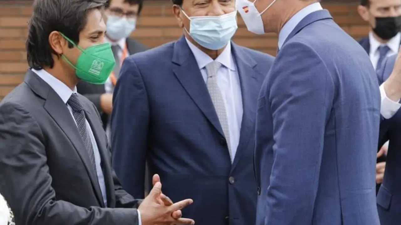 El Presidente Del Gobierno De Espa&ntilde;a, Pedro S&aacute;nchez, Junto Al  Presidente Ejecutivo Y El Consejero Delegado De Arcelormittal, Lakshmi Mittal Y Aditya Mittal, Respectivamente, En La Acer&iacute;a De  Veri&ntilde;a  (Gij&oacute;n)