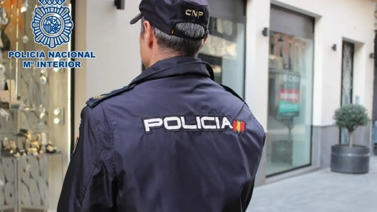 Archivo - Imagen de archivo de un agente de la Polic&iacute;a Nacional. 