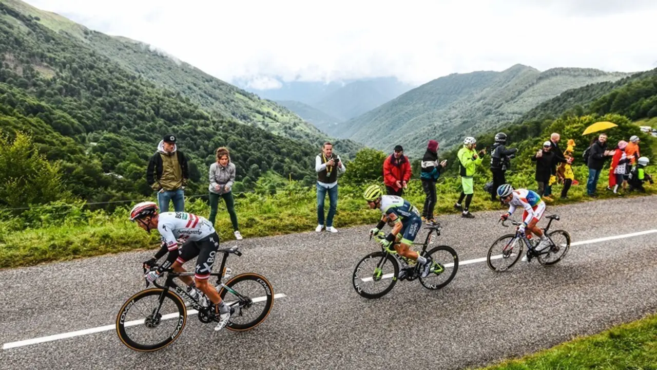 El austriaco Patrick Konrad (BORA-Hansgrohe), a la izquierda, ganador de la etapa 16 del Tour de Francia 2021, disputada entre El Pas de la Casa y Saint-Gaudens sobre 169 kil&oacute;metros