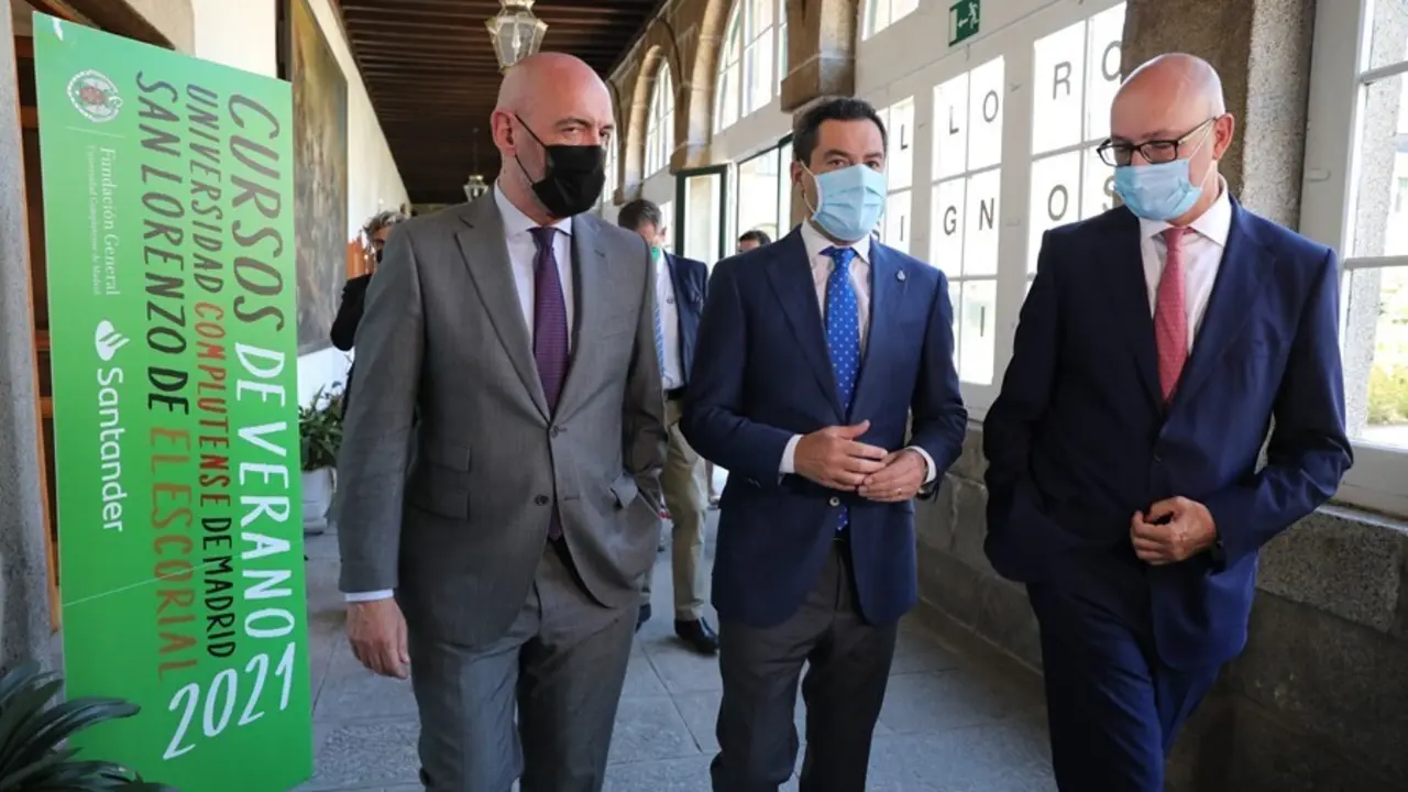 (I-D) El rector de la UCM, Joaqu&iacute;n Goyache Go&ntilde;i; el presidente de la Junta de Andaluc&iacute;a, Juanma Moreno y el director del curso y presidente del consejo social, Jes&uacute;s N&uacute;&ntilde;ez De la Rosa, a su llegada al curso de verano 'Turismo, el impulso de Espa&ntilde;a', a 13 d