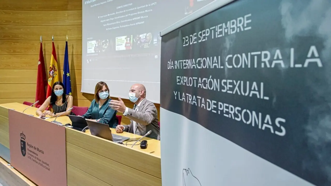 La directora general de Mujer y Diversidad de G&eacute;nero, Mar&iacute;a Jos&eacute; Garc&iacute;a; la vicepresidenta y consejera de Mujer, Igualdad, LGTBI, Familias y Pol&iacute;tica Social, Isabel Franco, y el coordinador de la Mesa Social de Trata de la Regi&oacute;n de Murcia, Juan Nicol&aacute;s