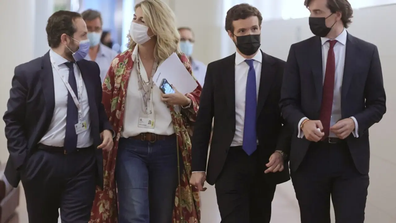 La directora de Comunicaci&oacute;n del PP, Mar&iacute;a Pelayo; el presidente de PP, Pablo Casado, y el vicesecretario de Comunicaci&oacute;n del PP, Pablo Montesinos, llegan al Congreso. En Madrid, a 21 de junio de 2021. 