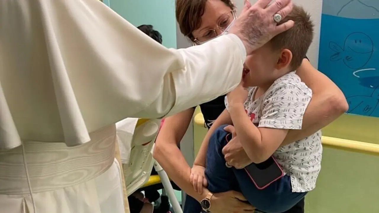 El Papa visita a los pacientes de oncolog&iacute;a pedi&aacute;trica en el hospitl donde se recupera de la operaci&oacute;n de colon