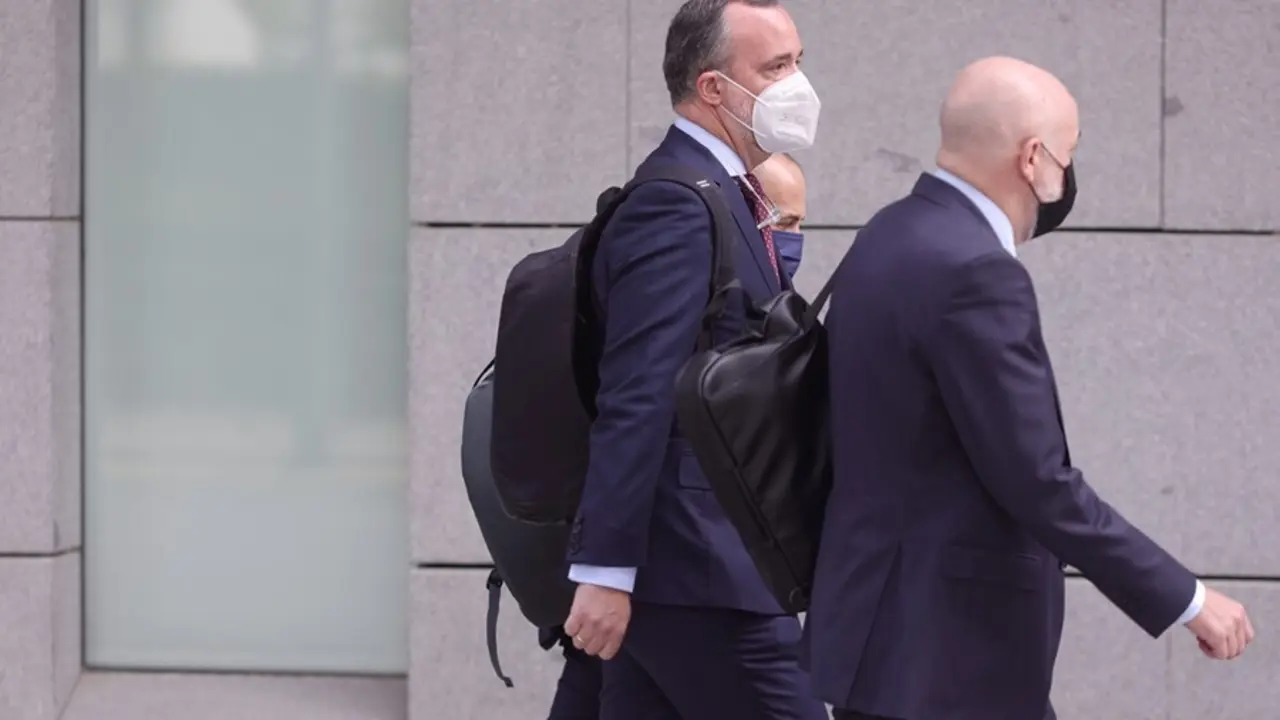 El exsecretario de Estado de Seguridad Francisco Mart&iacute;nez (2d) se dirige a la Audiencia Nacional para declarar sobre la 'Operaci&oacute;n Kitchen', a 12 de julio de 2021, en Madrid (Espa&ntilde;a). Francisco Mart&iacute;nez declara hoy como imputado ante el juez que investiga