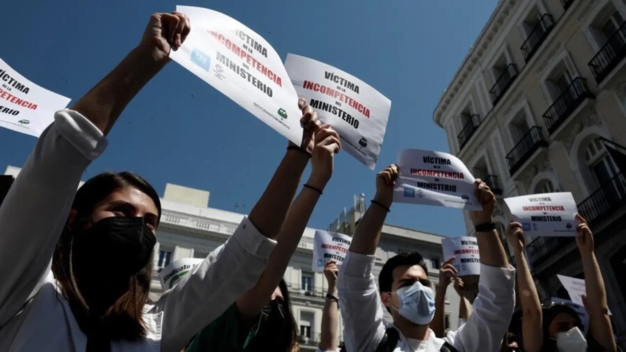 Archivo - Varios m&eacute;dicos se manifiestan con pancartas frente a la Puerta del Sol para exigir una elecci&oacute;n de plazas con garant&iacute;as el 8 de junio de 2021, en Madrid (Espa&ntilde;a).