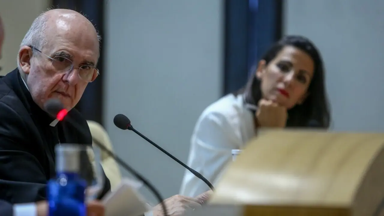El cardenal Carlos Osoro, arzobispo de Madrid; y la periodista Ana Pastor en la presentaci&oacute;n del libro del periodista y escritor Jes&uacute;s Bastante 'Santiago en el fin del mundo'.