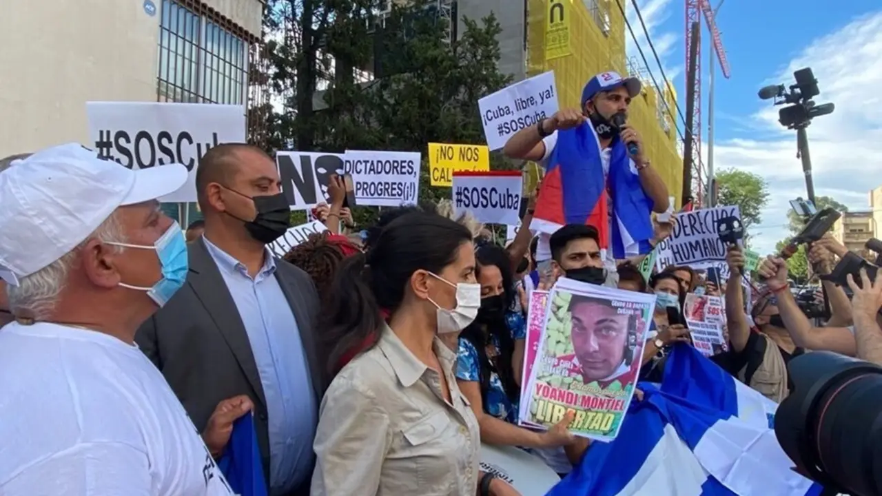 Ciudadanos cubanos se han vuelto a reunir este martes, por segundo d&iacute;a consecutivo, para manifestarse en contra el Gobierno de Miguel D&iacute;az-C&aacute;&ntilde;ela, reclamando el fin de la "dictadura comunista"