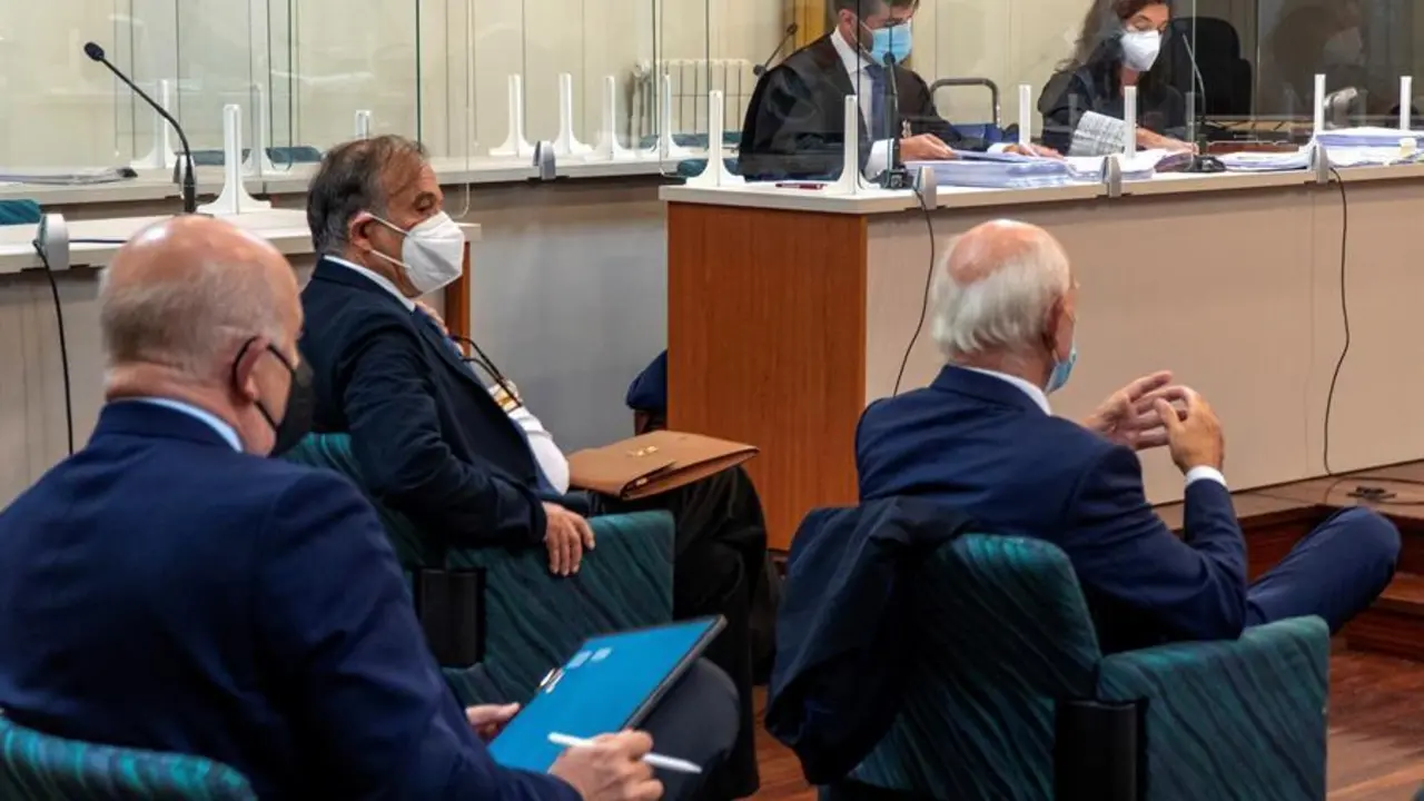 El Juzgado de lo Penal n&uacute;mero 2 de Santander reinicia el juicio al expresidente de Sniace, Blas M&eacute;zquita, su consejo de administraci&oacute;n y al que fuera director de Operaciones de la compa&ntilde;&iacute;a, acusados de un presunto delito contra el medio ambiente por supuestos vertidos al r&iacute;o Besaya entre 2008 y 2010. EFE/ Rom&aacute;n G. Aguilera