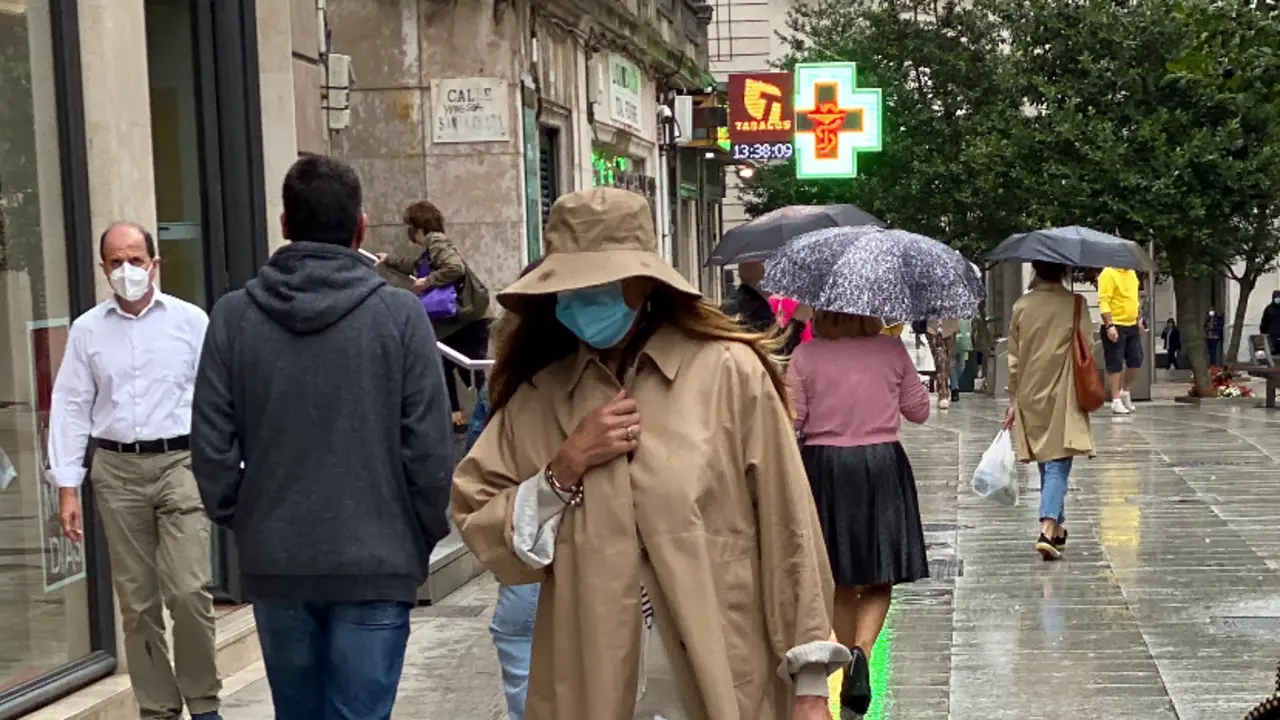 Varias personas por el centro de la ciudad de Santander. / Hardy