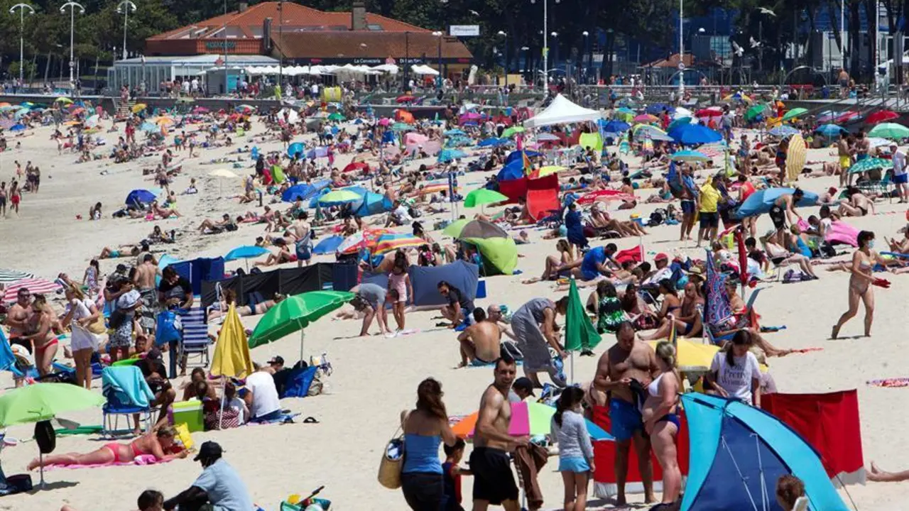 Vista general de la playa de Samil en Vigo este domingo. Por el momento, s&oacute;lo Galicia y el Cant&aacute;brico se libran de la ola de calor que afecta a Espa&ntilde;a desde el pasado viernes. EFE/ Salvador Sas