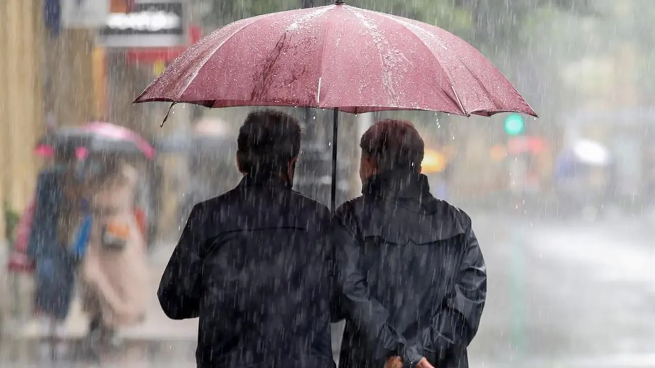 Unos paseantes se protegen con paraguas en el centro de la capital donostiarra. Los cielos en el Pa&iacute;s Vasco permanecer&aacute;n este martes nubosos a muy nubosos, especialmente en la vertiente cant&aacute;brica, con precipitaciones d&eacute;biles m&aacute;s probables durante la primera mitad del d&iacute;a especialmente en el este, donde pueden ser moderadas. EFE/Juan Herrero.