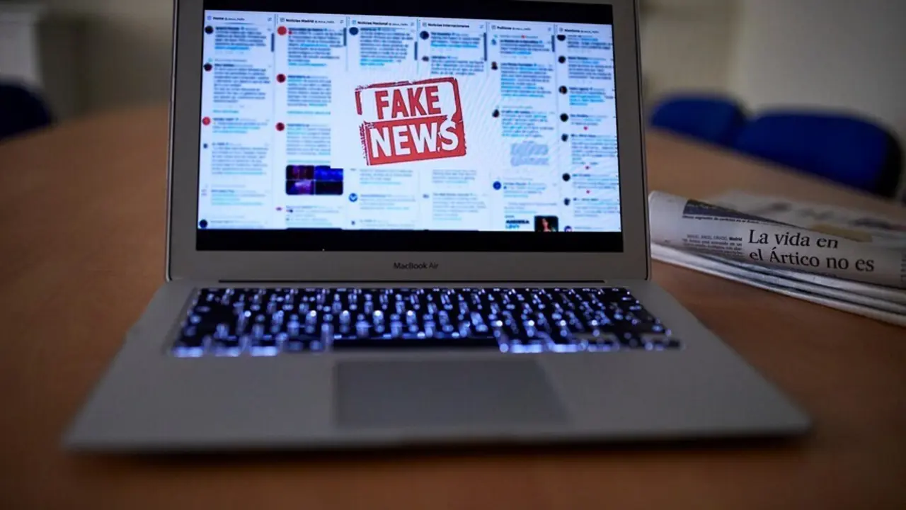 Archivo - Una persona lee en su ordenador port&aacute;til una noticia falsa, en Madrid (Espa&ntilde;a), a 5 de noviembre de 2020. El Gobierno ha aprobado un procedimiento de actuaci&oacute;n contra las conocidas como 'fake news' mediante el cual monitorizar&aacute; la informaci&oacute;n y 