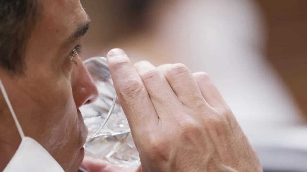 El presidente del Gobierno, Pedro S&aacute;nchez, bebe agua en una sesi&oacute;n de control al Gobierno en el Congreso 