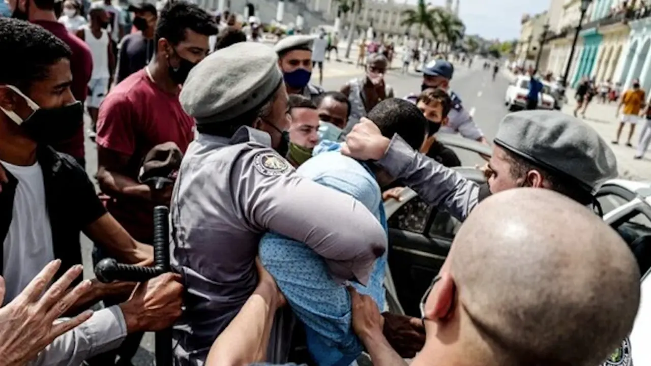 Un hombre es detenido durante una manifestaci&oacute;n contra el gobierno cubano el domingo en La Habana.Credit...Adalberto Roque/Agence France-Presse &mdash; Getty Images