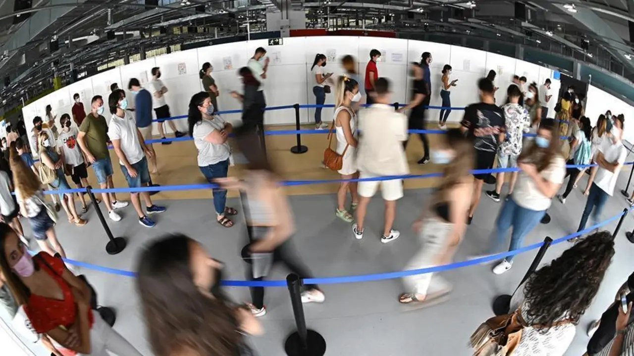 Cientos de personas, entre los que se encuentran los j&oacute;venes mayores de 16 a&ntilde;os, hacen cola en el hospital Enfermera Isabel Zendal de Madrid, para ser vacunados frente al coronavirus. EFE/ Fernando Villar