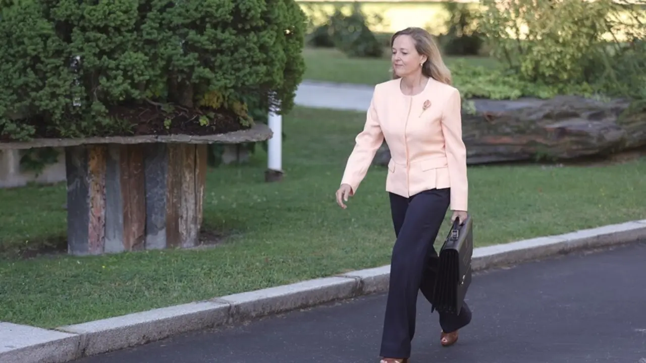 La vicepresidenta primera del Gobierno y ministra de Asuntos Econ&oacute;micos, Nadia Calvi&ntilde;o, llega al Palacio de la Moncloa para participar en el primer Consejo de Ministros tras la remodelaci&oacute;n del Gobierno, a 13 de julio de 2021, en Madrid (Espa&ntilde;a).