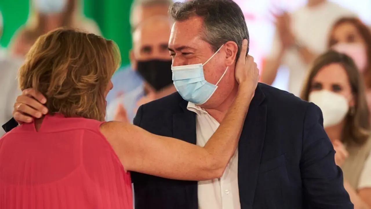 El candidato a la Junta de Andaluc&iacute;a y alcalde de Sevilla,  Juan Espada, abraza  a la secretaria general del PSOE.A, Susana D&iacute;az,  en  la reuni&oacute;n del Comit&eacute; Director extraordinario del PSOE-A, a 12 de julio del 2021 en Sevilla (Andaluc&iacute;a)