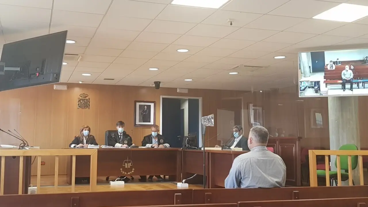 El acusado se sienta en el banquillo de los acusados de la sala de vistas de la secci&oacute;n quinta de la Audiencia Provincial