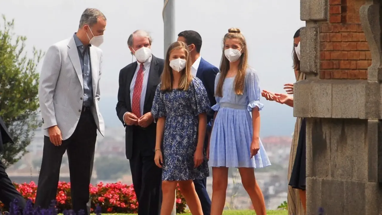 (I-D) El Rey Felipe VI, la princesa de Asturias y de Girona, Leonor y la Infanta Sof&iacute;a, a su llegada al encuentro con los premiados de la Fundaci&oacute;n Princesa de Girona, a 1 de julio de 2021, en Barcelona, Catalu&ntilde;a, (Espa&ntilde;a). Siguiendo la tradici&oacute;n de a&ntilde;os 