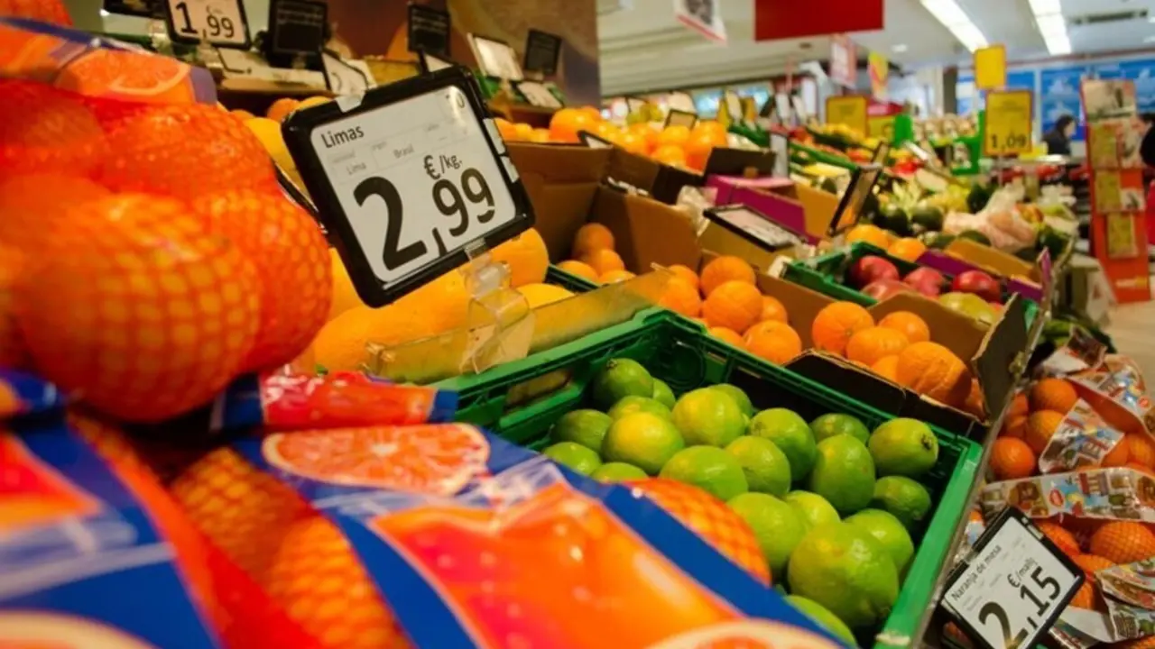 Secci&oacute;n de frutas y verduras en un supermercado. / Alerta