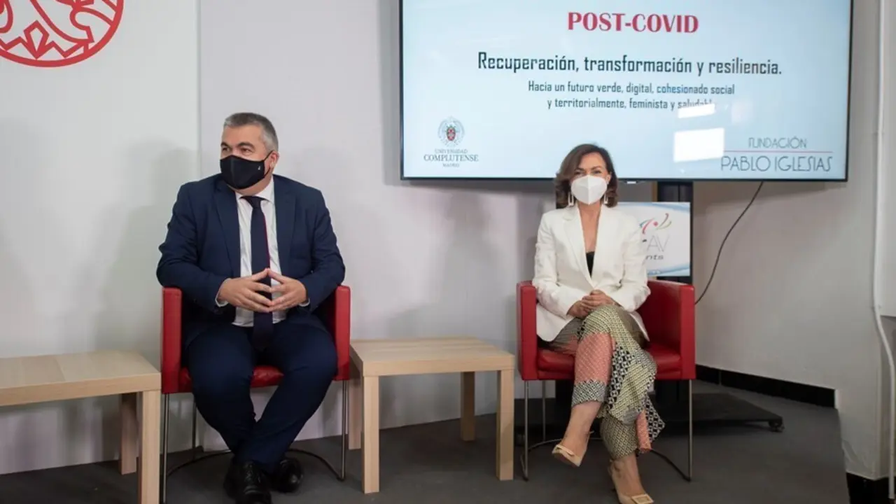 La exvicepresidenta primera y exministra de la Presidencia, Relaciones con las Cortes y Memoria Democr&aacute;tica, Carmen Calvo y el secretario de Organizaci&oacute;n del PSOE y presidente de la fundaci&oacute;n Pablo Iglesias, Santos Cerd&aacute;n, inauguran el curso organizado po