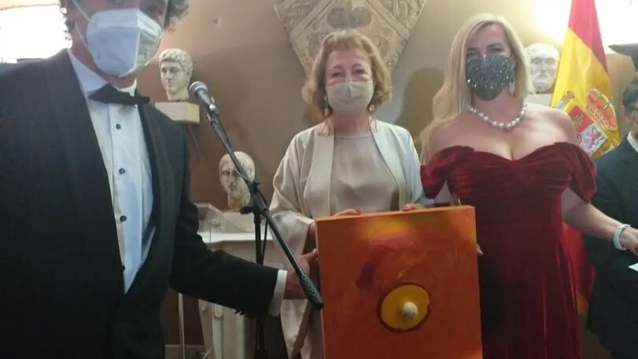 Antonio  Camar&oacute; en la entrega de los premios a a Natalie Fern&aacute;ndez-Gromova.