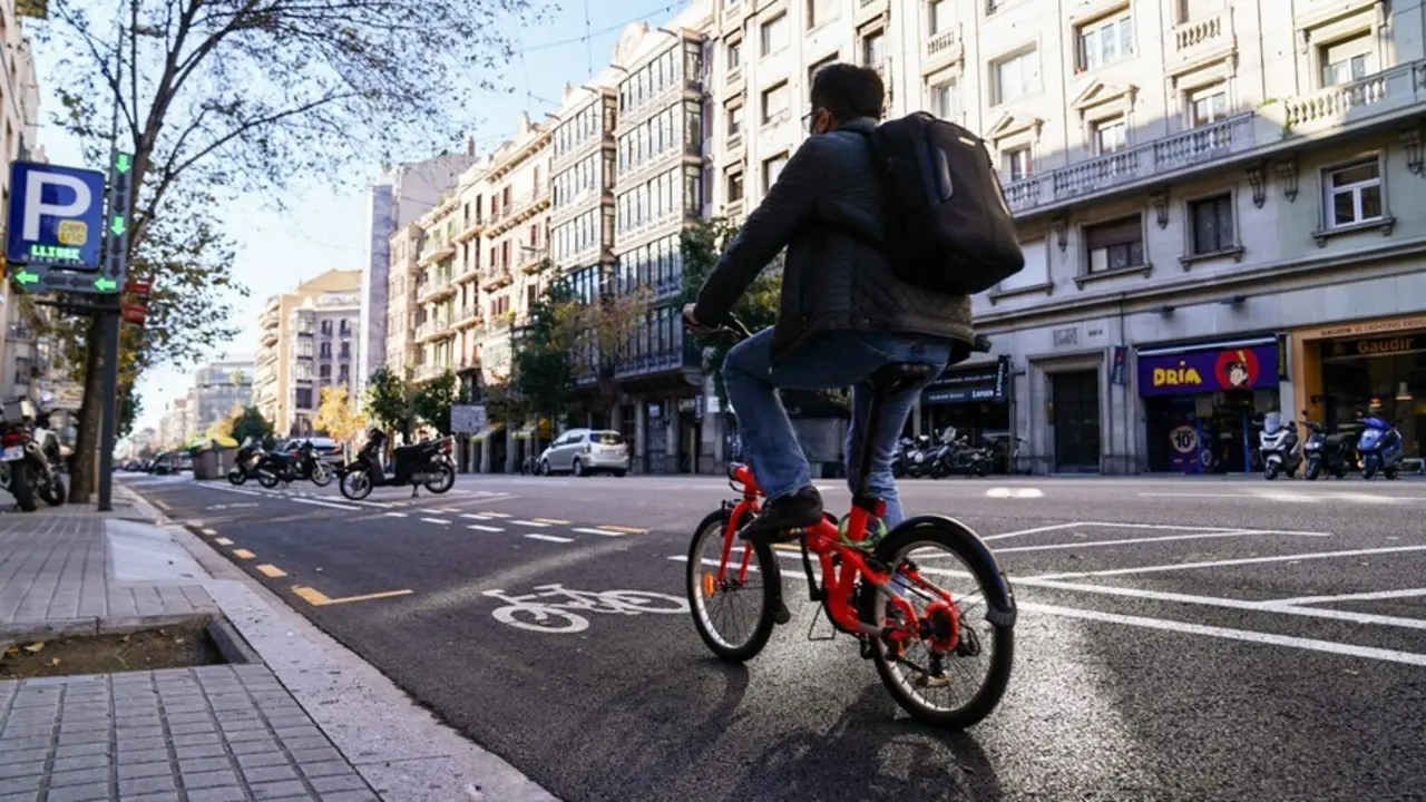 Archivo - Una persona circula por el carril bici en la calle Arag&oacute; de Barcelona - Archivo