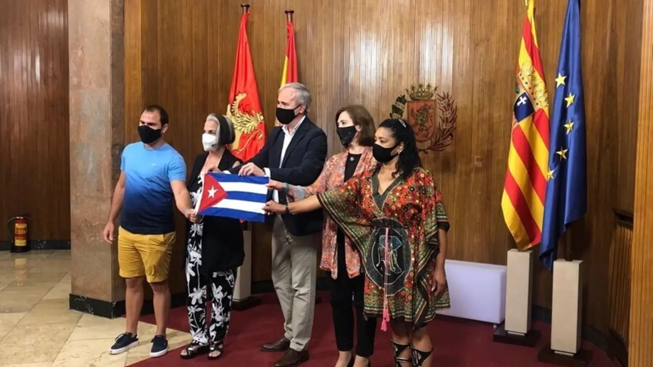 El alcalde y la vicealcaldesa junto a los representantes de la asociaci&oacute;n Cubanos Libres en Espa&ntilde;a