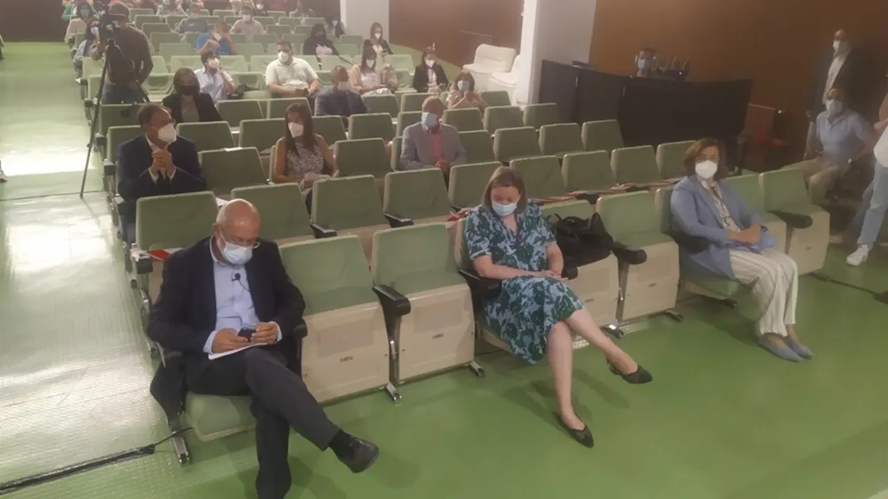Igea (izquierda) participa junto a Blanco (centro) en una jornada sobre el futuro modelo de asistencia en la regi&oacute;n)
