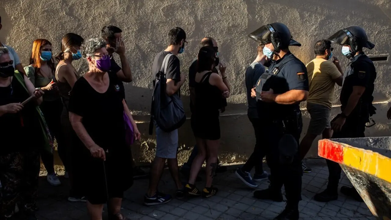 La portavoz de VOX en la Asamblea de Madrid, Roc&iacute;o Monasterio, protesta junto a un grupo de personas que se concentran ante la Embajada de Cuba en Madrid en contra del r&eacute;gimen comunista del Gobierno cubano
