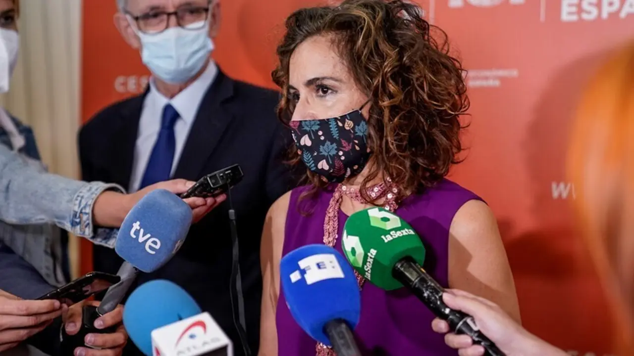 La ministra de Hacienda y Funci&oacute;n P&uacute;blica, Mar&iacute;a Jes&uacute;s Montero, ofrece declaraciones a los medios de comunicaci&oacute;n antes de la clausura de la jornada sobre 'Econom&iacute;a, Trabajo y Sociedad', a 14 de julio de 2021, en Madrid, (Espa&ntilde;a). Este acto, el primero al