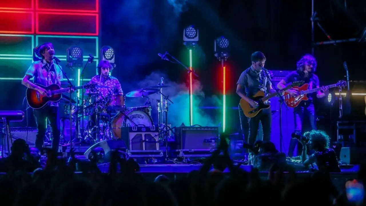 La banda Lori Meyers, durante un concierto del festival Noches del Bot&aacute;nico