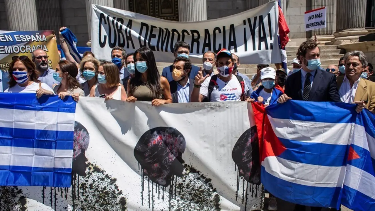 a vicealcaldesa de Madrid, Bego&ntilde;a Villac&iacute;s durante una concentraci&oacute;n en las inmediaciones del Congreso de los Diputados en apoyo a las movilizaciones contra el Gobierno cubano en una imagen de archivo