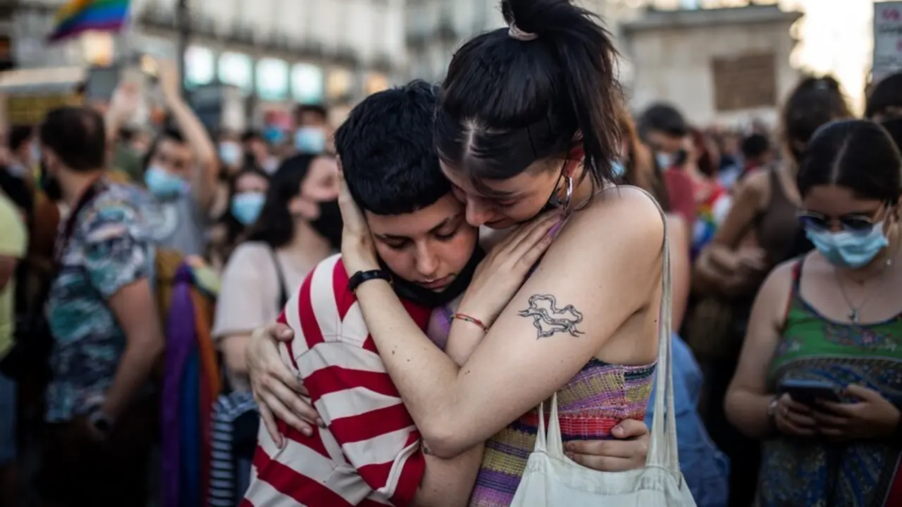 Luc&iacute;a (d) y Marcela durante una manifestaci&oacute;n para condenar el asesinato de un joven de 24 a&ntilde;os el pasado s&aacute;bado en A Coru&ntilde;a