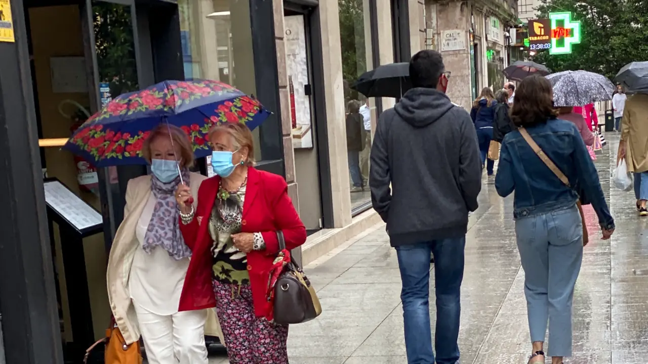 Varias personas con mascarilla por el centro de la ciudad de Santander. / Hardy