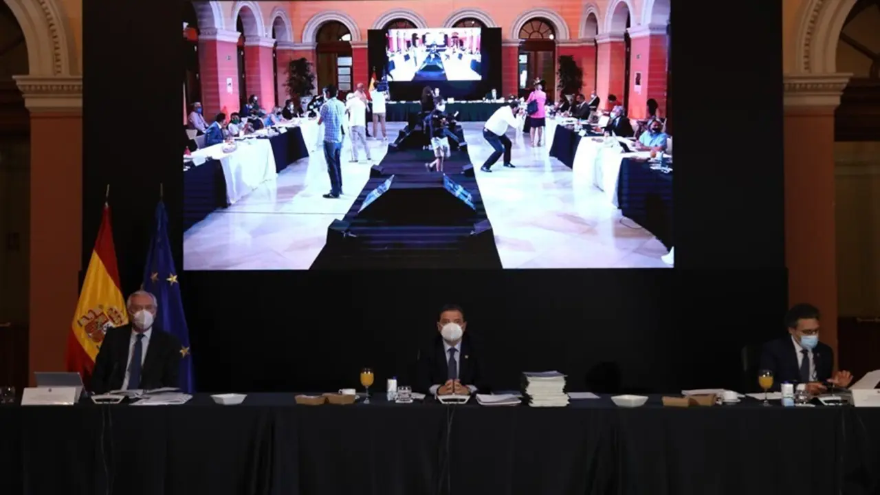 El ministro de Agricultura, Pesca y Alimentaci&oacute;n, Luis Planas (c)preside el Consejo Consultivo de Pol&iacute;tica Agraria, en la sede del Ministerio 