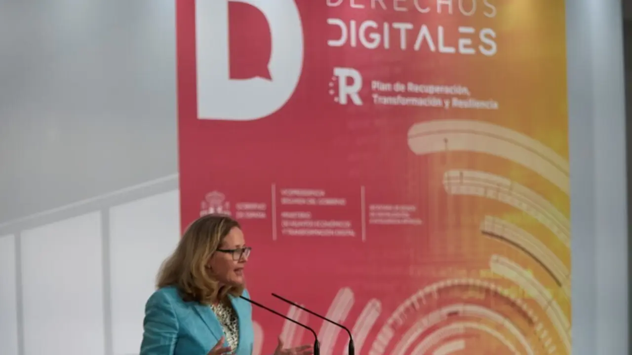 La vicepresidenta primera y ministra de Asuntos Econ&oacute;micos y Transformaci&oacute;n Digital, Nadia Calvi&ntilde;o, interviene en la presentaci&oacute;n de la Carta de Derechos Digitales, en La Moncloa, a 14 de julio de 2021, en Madrid (Espa&ntilde;a). 