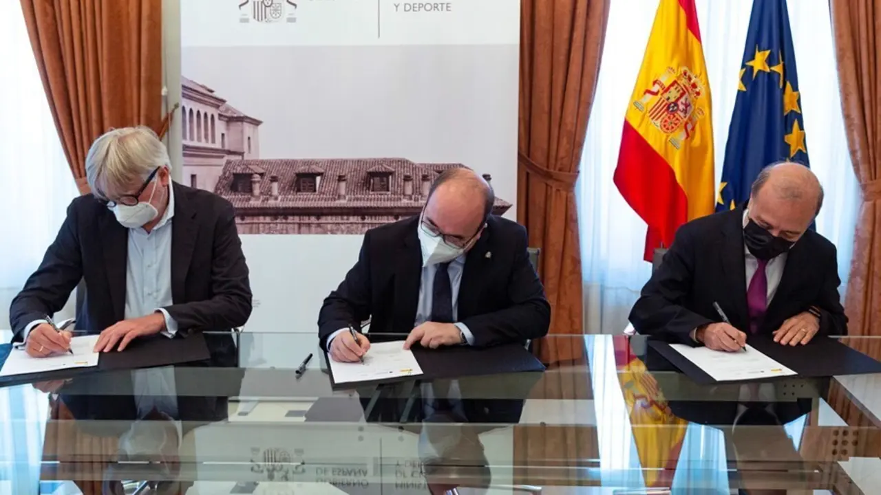 El ministro de Cultura, Miquel Iceta, en la firma por la participaci&oacute;n en la Feria de Frankfurt