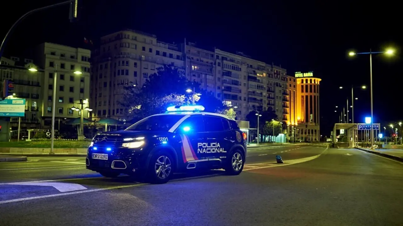 Un coche de Polic&iacute;a Nacional durante el toque de queda.