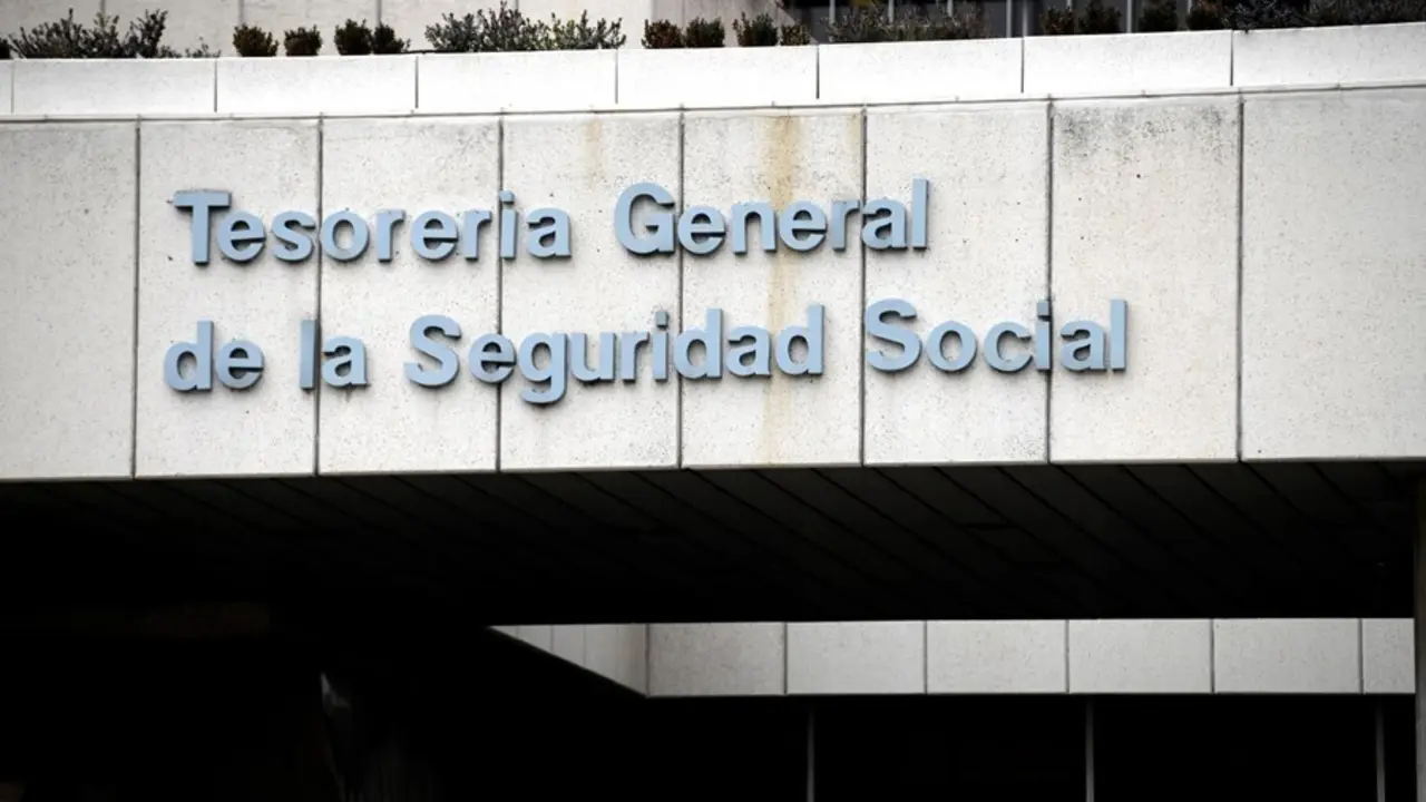 Archivo - Entrada de la sede de la Tesorer&iacute;a General de la Seguridad Social