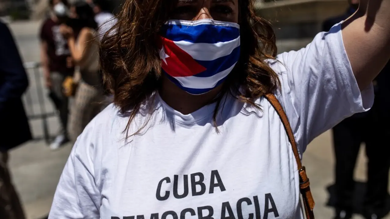 Una persona viste una camiseta representativa a favor de la democracia en Cuba en el Congreso de los Diputados en apoyo a las movilizaciones contra el Gobierno cubano registradas ayer en la isla, a 12 de julio de 2021, en Madrid (Espa&ntilde;a).