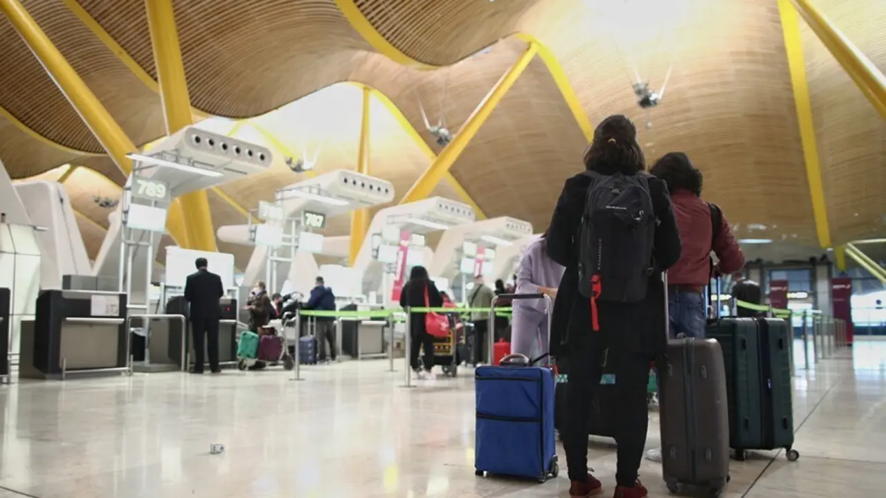 Archivo - Imagen de archivo de viajeros en la terminal T4 del Aeropuerto Adolfo Su&aacute;rez Madrid-Barajas