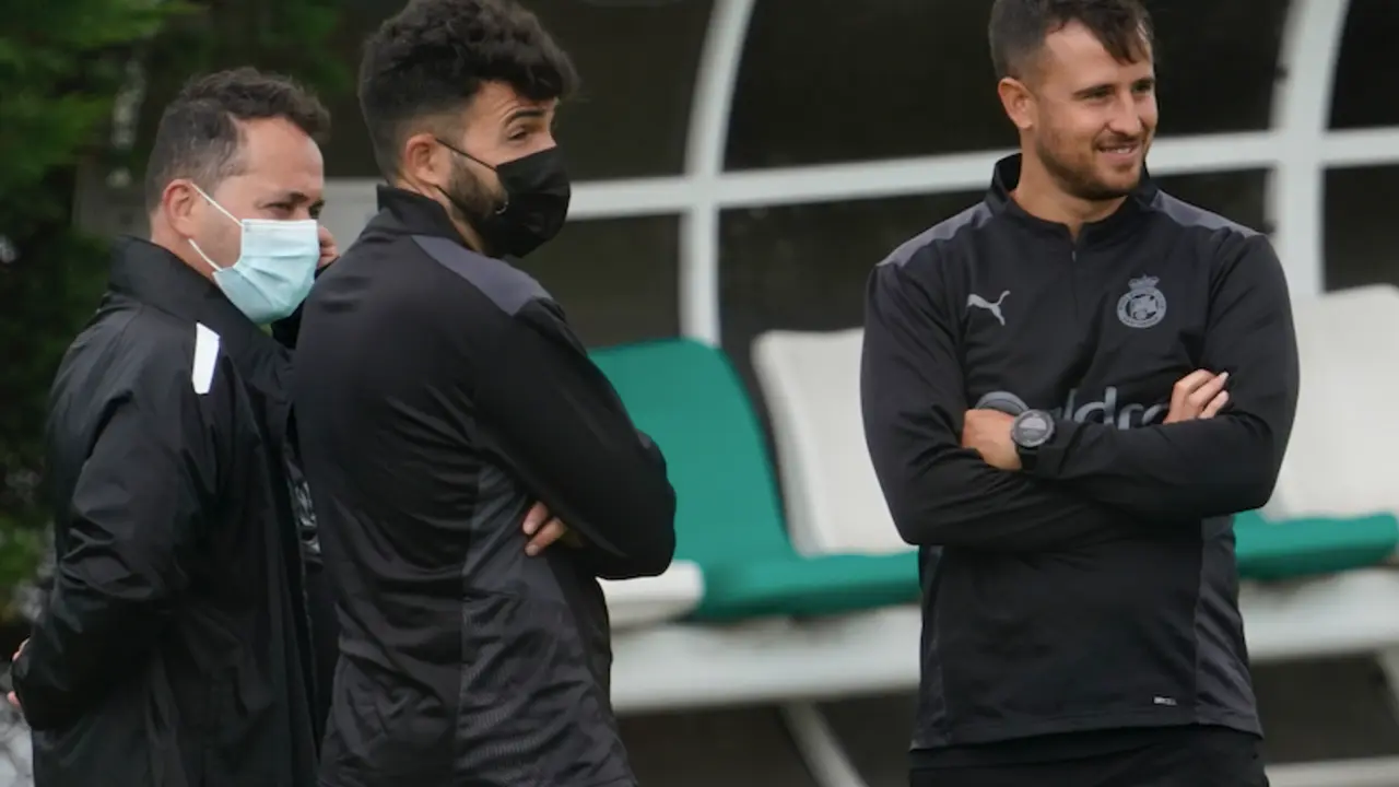 El nuevo cuerpo t&eacute;cnico del Racing, con Xavi Arnedo a la derecha. / Hardy