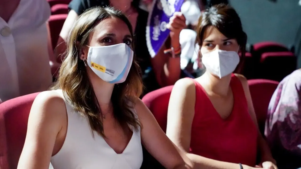 La ministra de Igualdad, Irene Montero (i), y la portavoz estatal de Podemos, Isa Serra (d), durante la presentaci&oacute;n del libro 'Mayo del cuarenta y cinco' , a 29 de junio de 2021, en Madrid, (Espa&ntilde;a). 