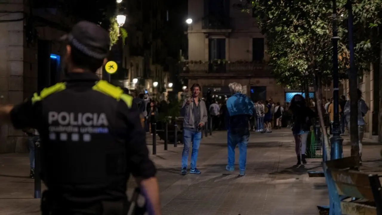 Archivo - Agentes de la Guardia Urbana de Barcelona, frente a j&oacute;venes en ambiente festivo, a 22 de mayo de 2021, en Barcelona, Catalunya (Espa&ntilde;a). La Guardia Urbana de Barcelona, en un operativo conjunto con los Mossos d'Esquadra, han desalojado a un tota