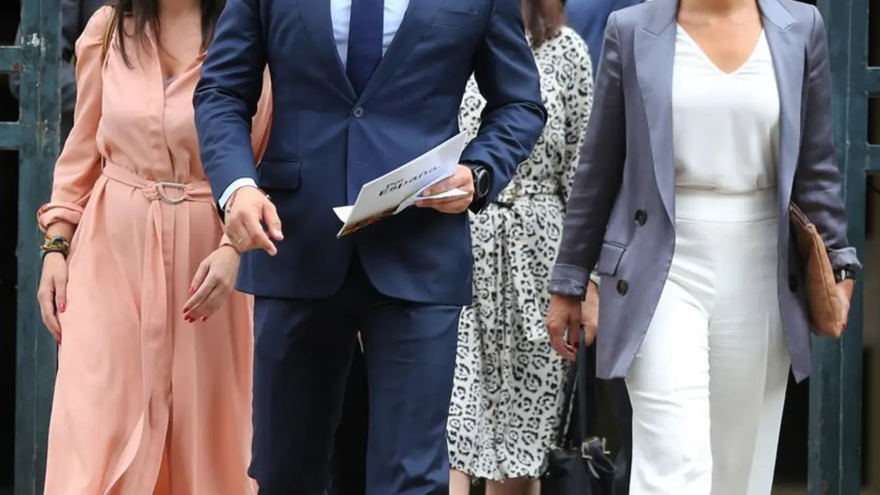 El l&iacute;der de Vox, Santiago Abascal, junto a Macarena Olona y Roc&iacute;o Monasterio frente al Tribunal Constitucional