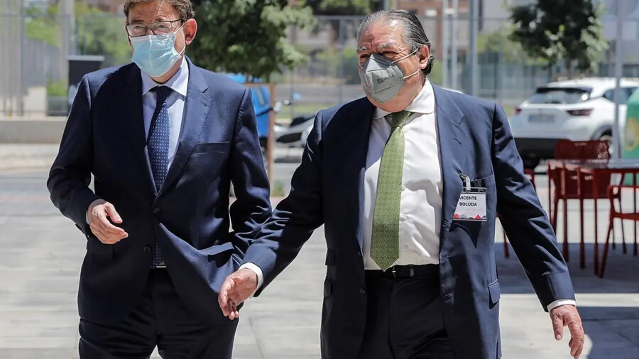 El president de la Generalitat, Ximo Puig (i) y el presidente de AVE, Vicente Boluda (d), a su llegada a la Asamblea General de la Asociaci&oacute;n Valenciana de Empresarios (AVE)